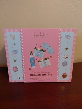 Nicole Miller Rest and Relaxation Spa Essentials Gift Set